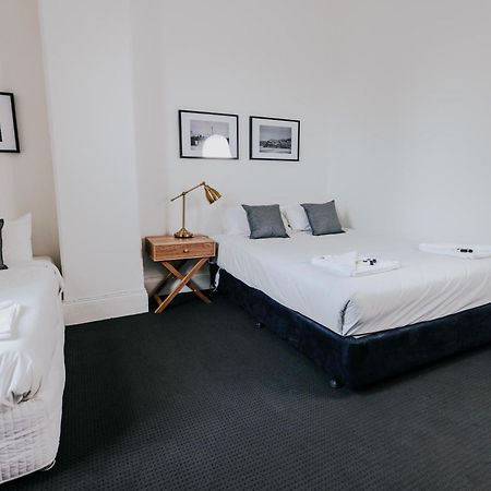 Holmesville Hotel Room photo