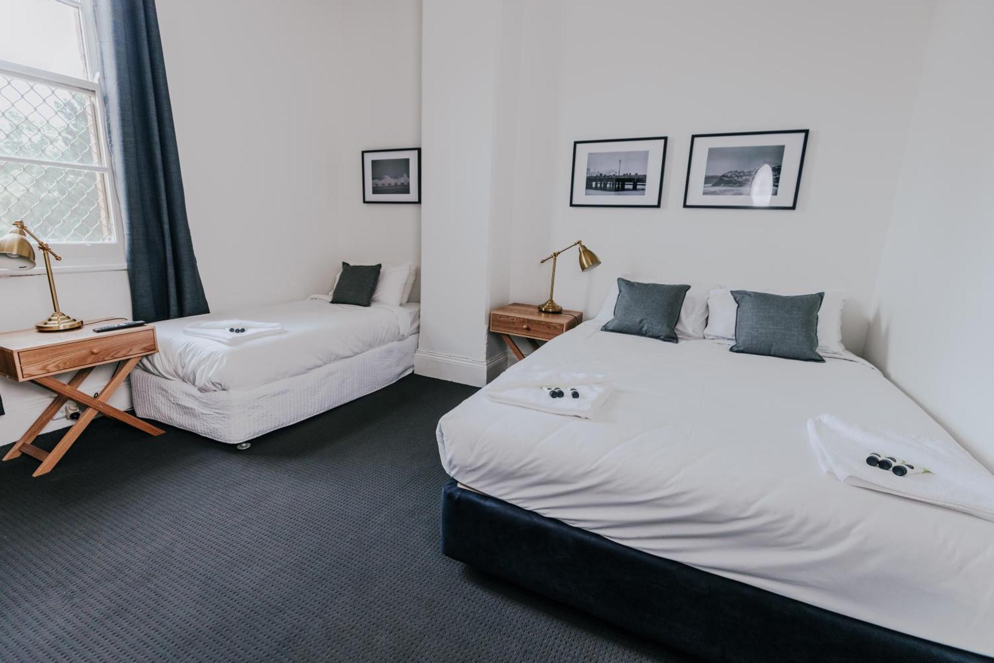 Holmesville Hotel Room photo