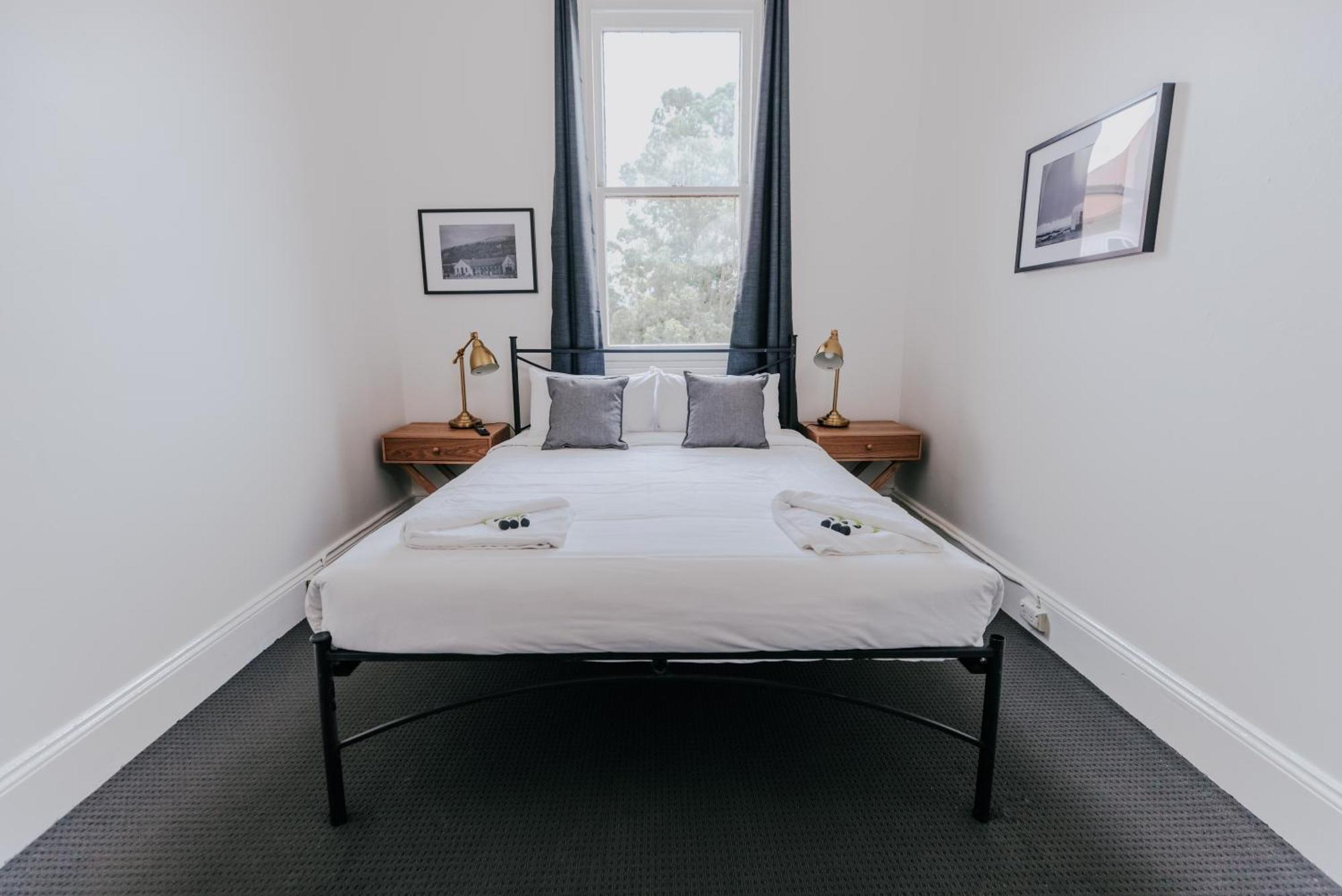 Holmesville Hotel Room photo