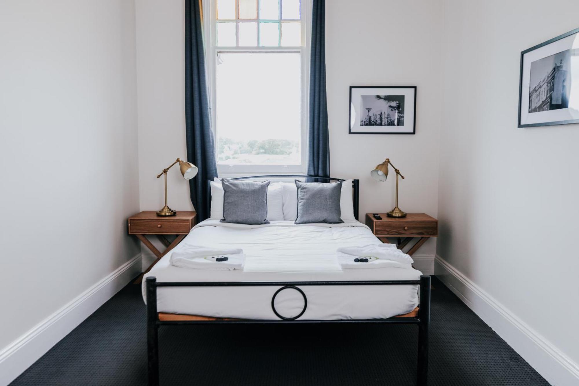 Holmesville Hotel Room photo